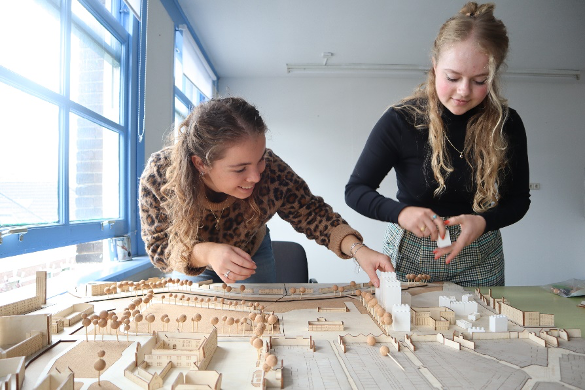 : In legostenen is de woningbouwopgave uitgebeeld die nodig is voor een sluitende grondexploitatie.