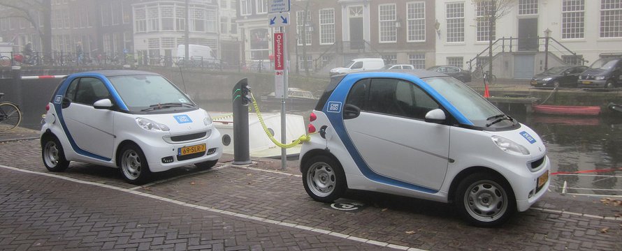 "Car2Go Amsterdam Smart ED Herengracht" (CC BY-SA 3.0) by Brbbl