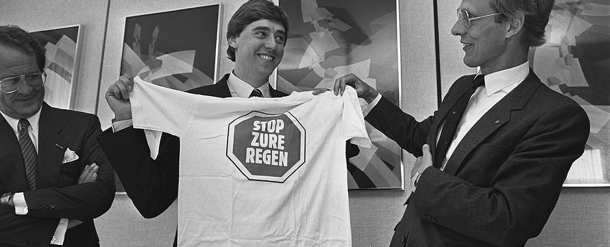 Oude en nieuwe minister van Economische Zaken ; nieuwe minister van VROM Ed Nijpels (l) krijgt t-shirt van voorganger Winsemius
