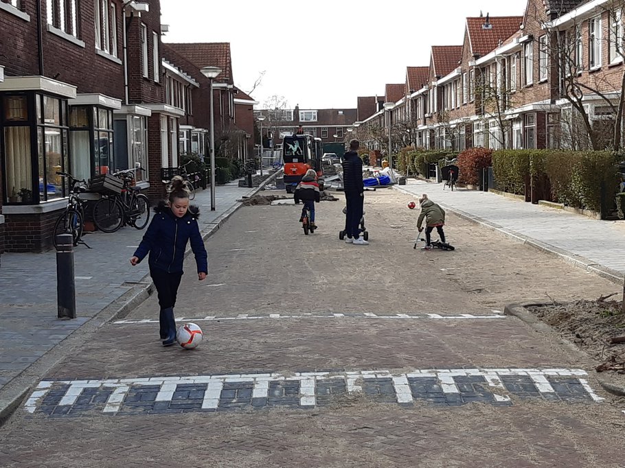 Tijdens de rioolvervanging werd de straat meteen weer ingepikt door spelende kinderen