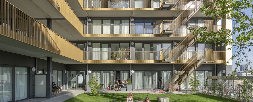 Gemeenschappelijke binnentuin van woonblok (sociale huur) in Buiksloterham
