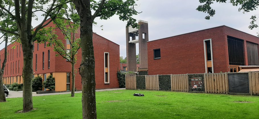 Nieuwbouw Van Baerlestraat met toren Ichtuskerk