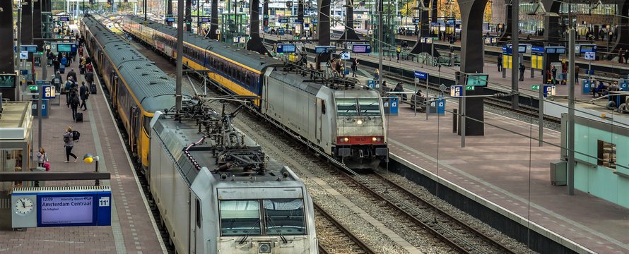 Rotterdam Centraal_"TRAXX F140 MS - E186 236 (L) & E186 142" (CC BY-SA 2.0) by Frans Berkelaar