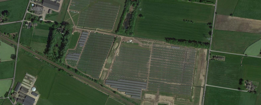 Ruimtelijke aansluiting van Zonnepark Klarenbeek op de landschappelijke structuur. In het uitgevoerde ontwerp zijn de getekende drie zonnevelden nog verder onderverdeeld.