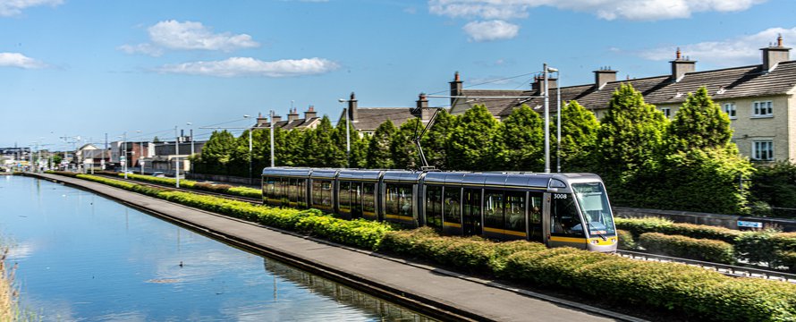 trein naast huizen -> DRIMNAGH LUAS TRAM STOP [GOLDENBRIDGE CE" (CC BY-SA 2.0) by infomatique