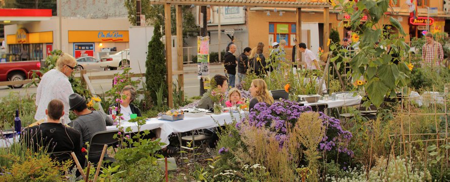 "Dining in the Davie Community Garden" (CC BY 2.0) by Geoff Peters 604