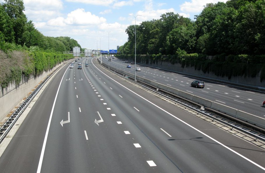 De A27-snelweg bij Amelisweerd