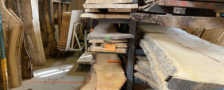 Hout van Rotterdamse bomen bij Werkplaats Buurman.