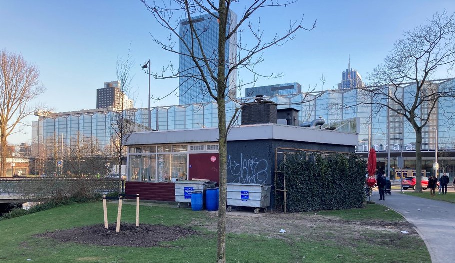 De Konak Döner Kebab met op de achtergrond Rotterdam Centraal