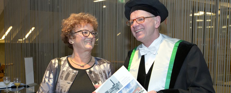 Therese Mol ontvangt boek Friso