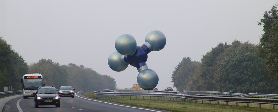 "Groningen, Sculpture, Molecule" (CC BY-ND 2.0) by Detlef Schobert