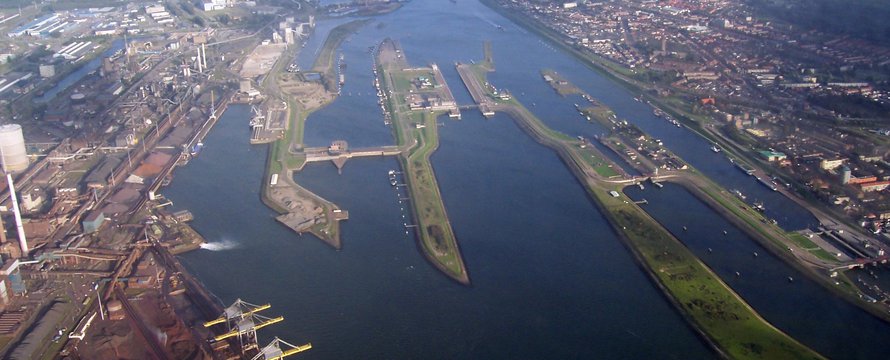 Zeesluis Ijmuiden, luchtfoto -> Debot at Dutch Wikipedia 30 sep 2005