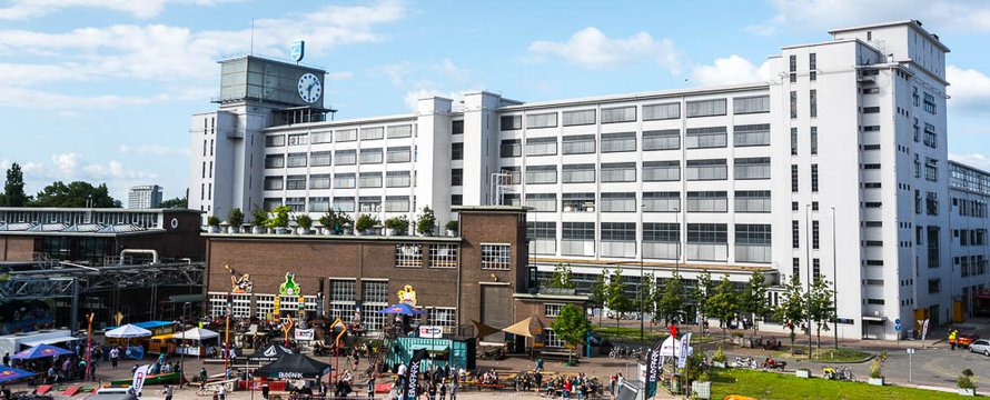 Strijp-S: levendigheid op het Ketelhuisplein, met op de achtergrond het Klokgebouw