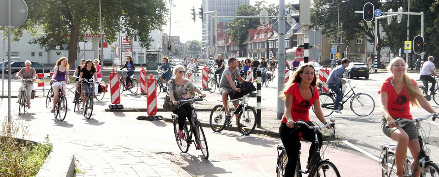 Fietsers kruispunt fietsen - Wikimedia Commons / Mark Ahsmann / CC BY-SA 3.0