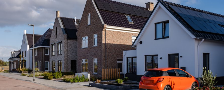 Zonnepanelen op daken van nieuwbouwwoningen