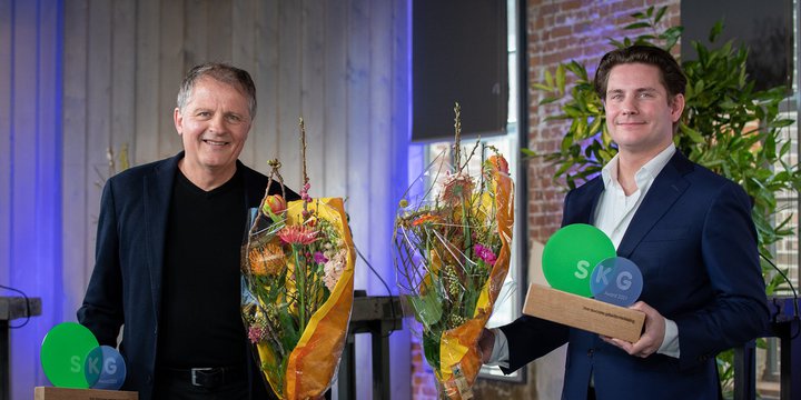 Bart Mispelblom Beyer (links, Tangram Architekten) en Bas Kalter (rechts, BPD Gebiedsontwikkeling) met hun SKG Awards