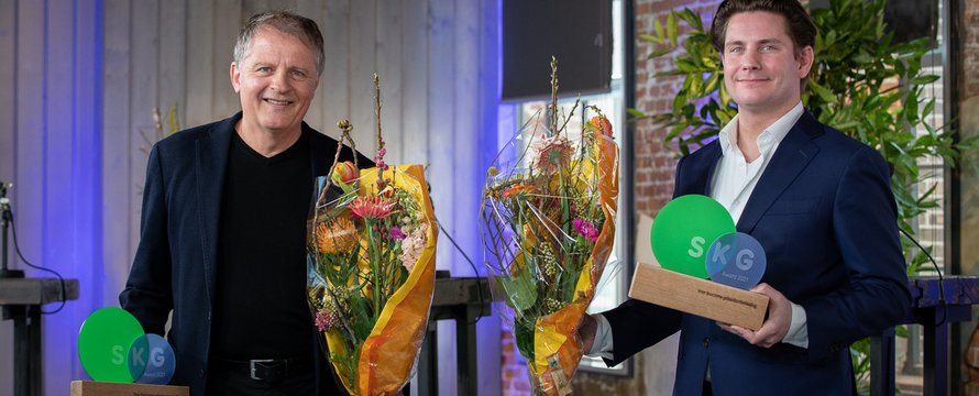 Bart Mispelblom Beyer (links, Tangram Architekten) en Bas Kalter (rechts, BPD Gebiedsontwikkeling) met hun SKG Awards