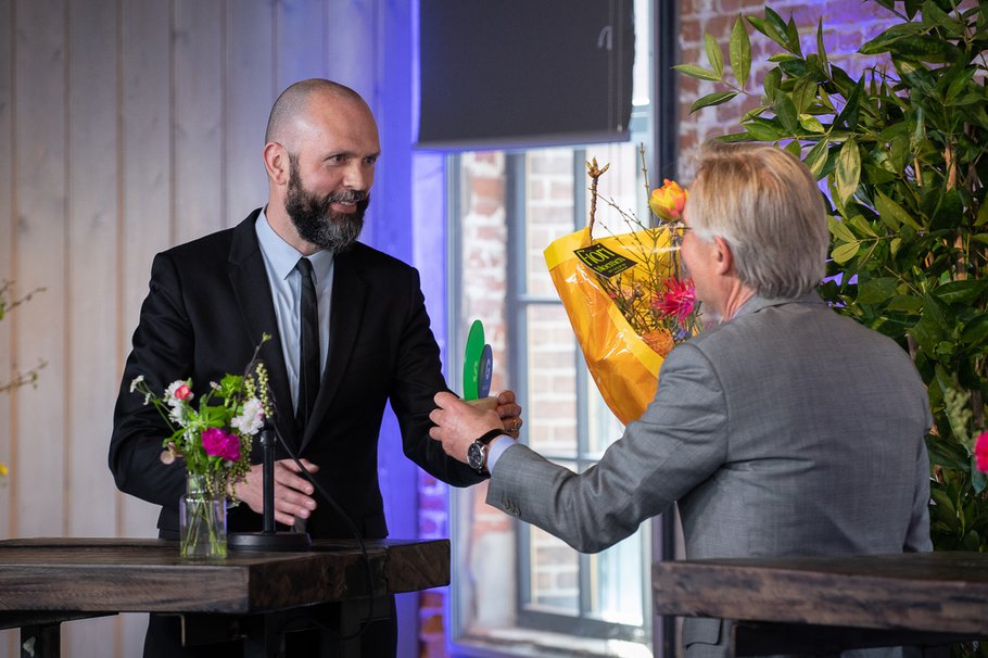 Tobias Verhoeven van Synchroon neemt de publieksprijs van de SKG Award in ontvangst