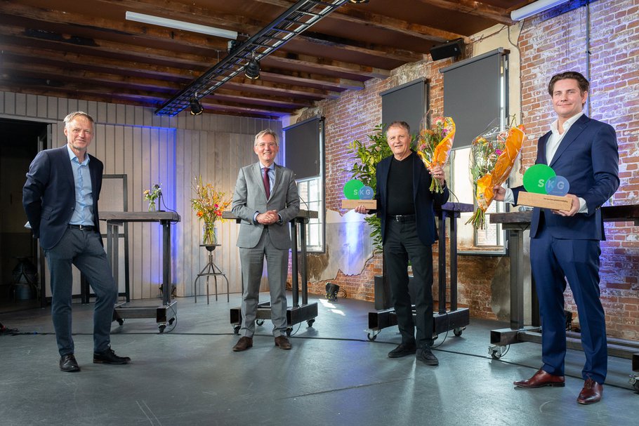 Vlnr: juryleden Co Verdaas en Gerhard van den Top met SKG Award winnaars Bart Mispelblom Beyer (Tangram Architekten, Rhapsody) en Bas Kalter (BPD Gebiedsontwikkeling, Proeftuin Erasmusveld)