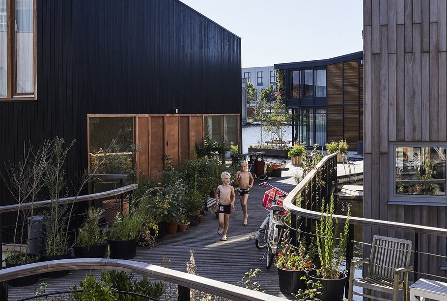 Tussen de drijvende woningen, Schoonschip Amsterdam