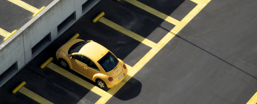 Auto op parkeerplaats -> Photo by Raban Haaijk on Unsplash