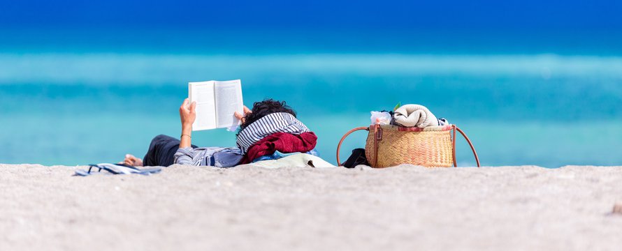 Boekje lezen op strand -> Photo by Dan Dumitriu on Unsplash