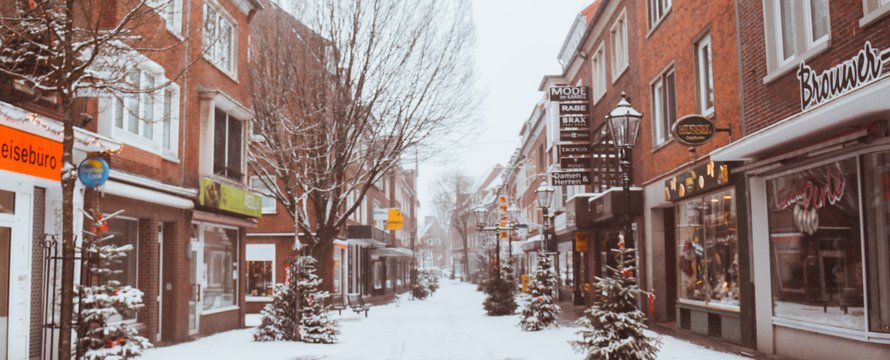 Photo by Ibrahim Rifath on Unsplash -> levendige plint & straat
