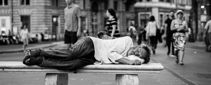Homeless man, dakloos -> Photo by John Moeses Bauan on Unsplash
