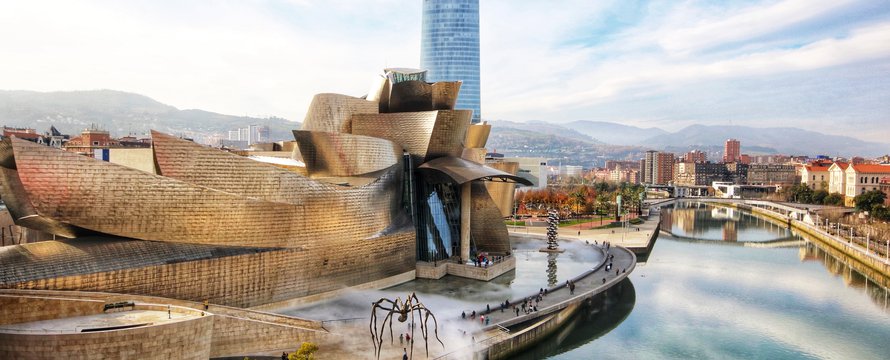 Guggenheim Bilbao, toerisme -> Photo by Jorge Fernández Salas on Unsplash