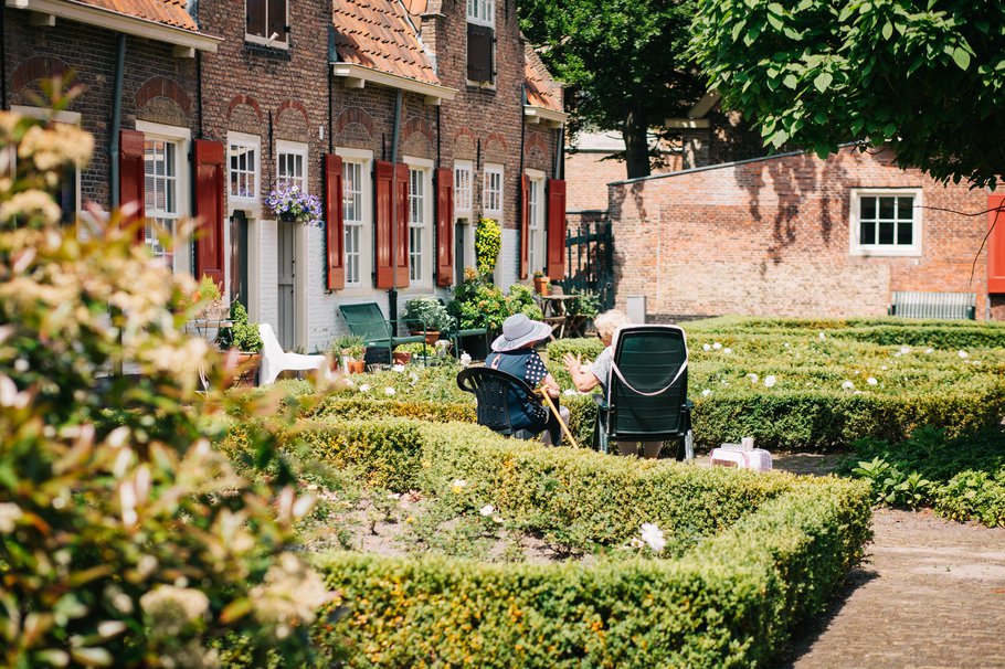 Hofje in Naaldwijk; goede woonconcepten voor ouderen zijn cruciaal voor zowel het welzijn van ouderen als de doorstroming op de woningmarkt