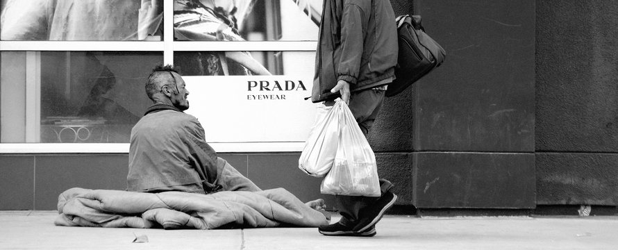 homeless man -> Photo by Max Böhme on Unsplash