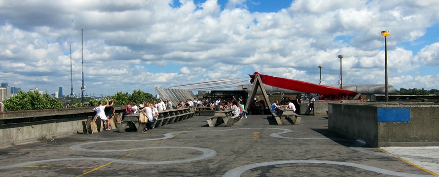 "Frank’s Rooftop Café" (CC BY 2.0) by Bex.Walton