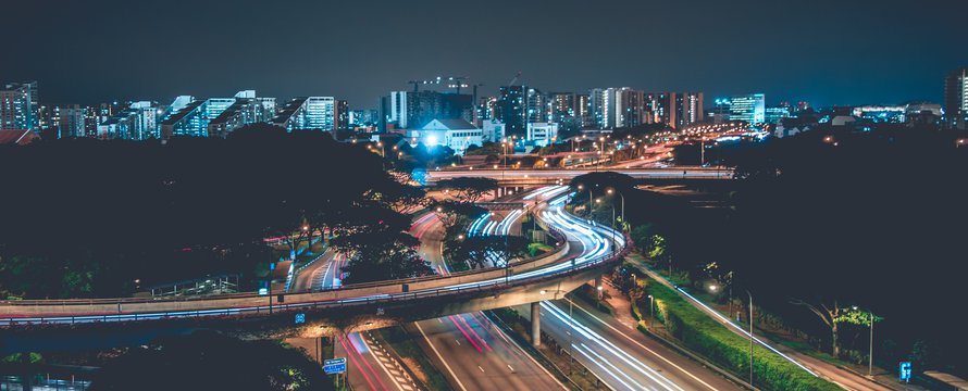 Snelweg en stad en mobiliteit -> Photo by Shawn Ang on Unsplash