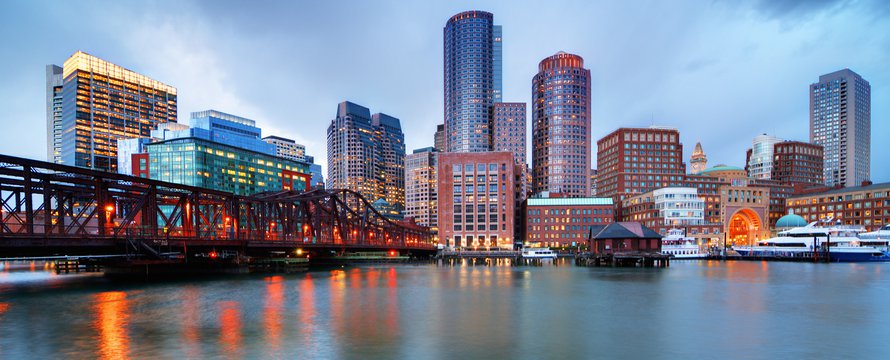 Skyline van het centrum van Boston vanaf de pier