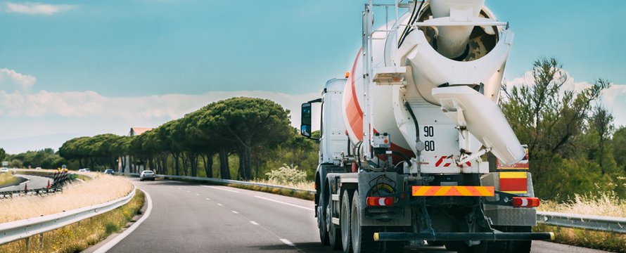 Transport van betonmortel in een cementwagen