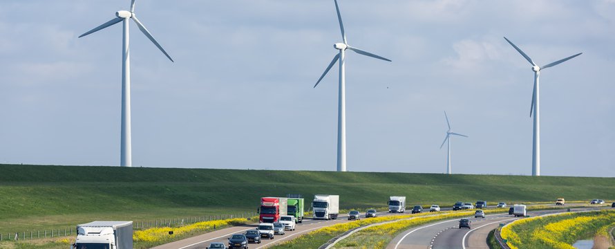 Windmolens naast de A6 in de buurt van Lelystad