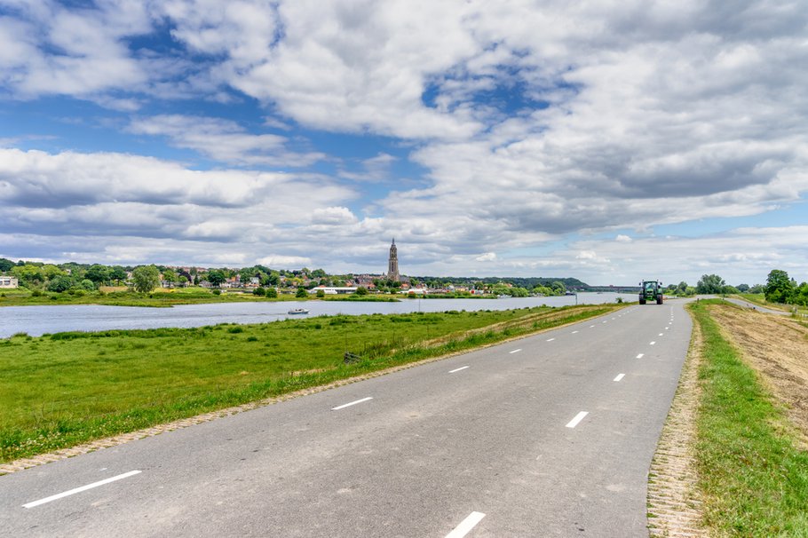 Zicht op gemeente Rhenen langs de Rijn