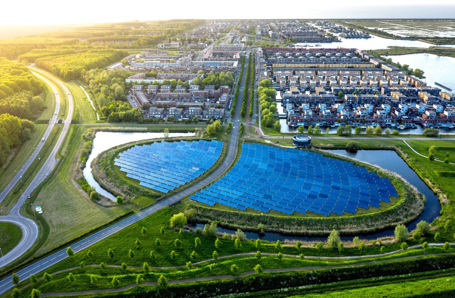 De stadsverwarming (stadswarmte) in de wijk wordt gedeeltelijk aangedreven door een zonnepaneeleiland (Zoneiland) in de buurt van Almere.