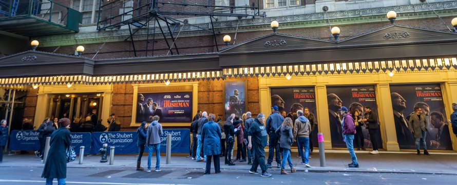 Mensen voor de ingang van het theater