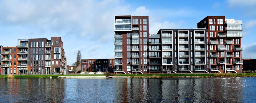 Moderne woningen langs het kanaal in Alkmaar