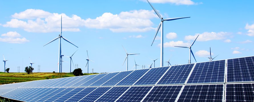 Windmolens en zonnepanelen in landerijen