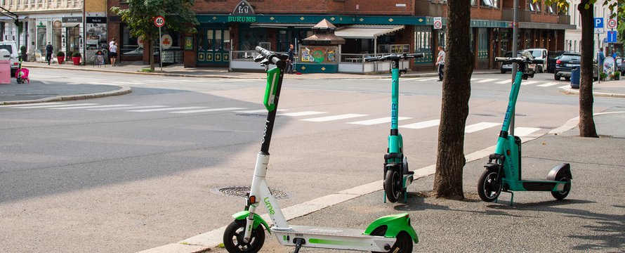 Rondslingerende deelscooters in Oslo, Noorwegen