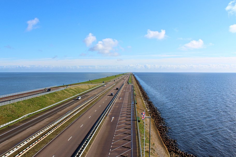 De afsluitdijk is een belangrijke waterkering dat Nederland beschermt tegen overstromingen.