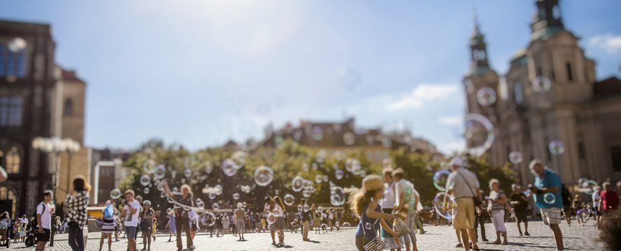 gelukkige zomerdag en kinderen spelen op het oude stadsplein in Praag