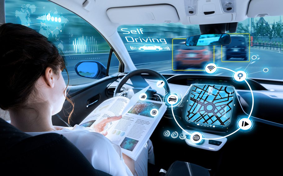 jonge vrouw het lezen van een boek in een autonome auto. bestuurderloze auto. zelfrijdend voertuig. heads up display. automotive technologie.