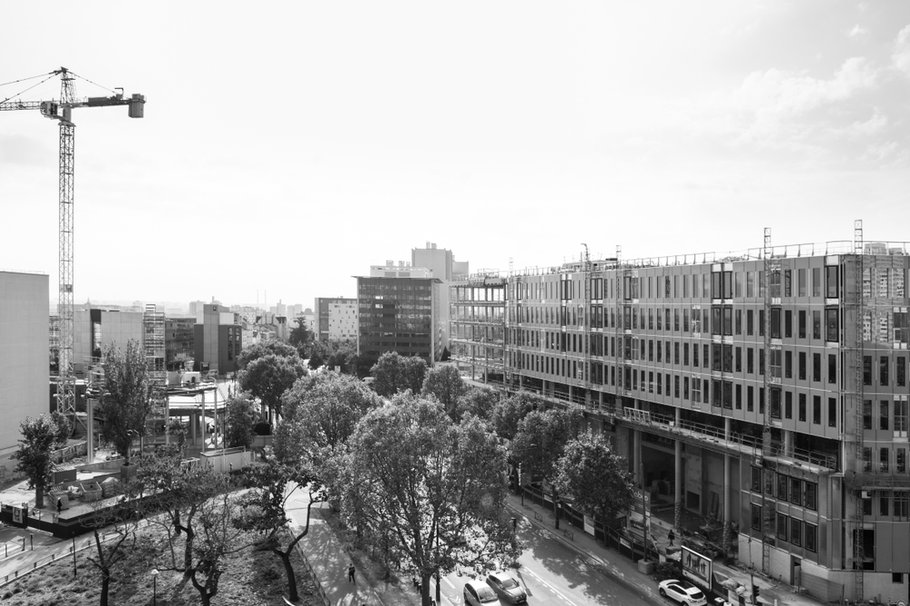 Place Yersin, Ilot Bedier Paris 13 Rive Gauche, à proximité du périphérique et du quartier chinois, vers Ivry-sur-Seine, sortie Porte d'Ivry, avenue Claude Régaud, rue Maryse Bastié, en construction