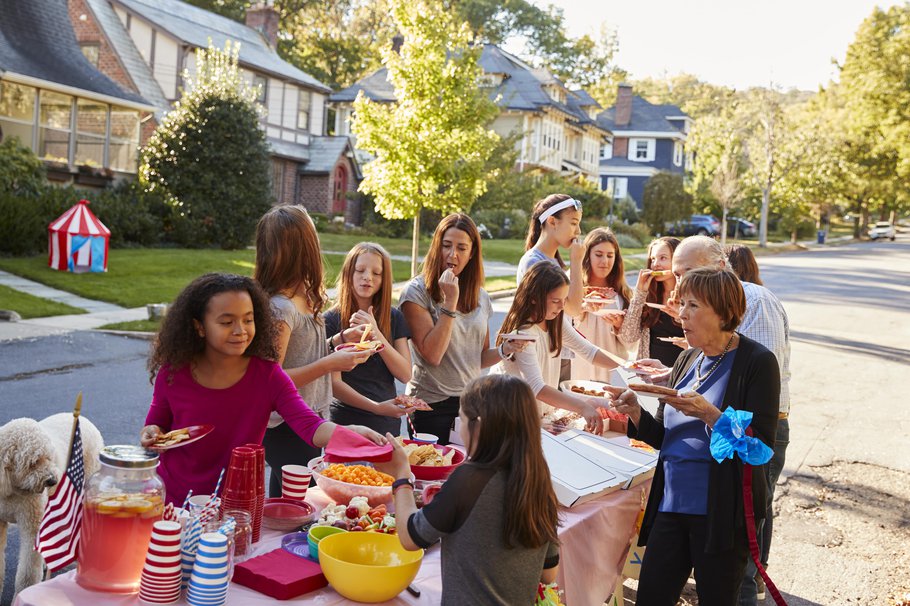 Buren die zichzelf helpen om te eten op een blokfeest